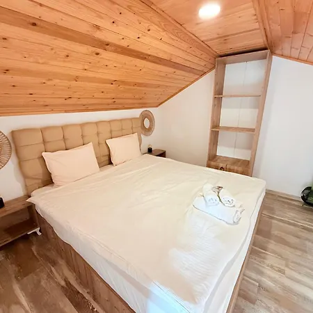 Center The Quiet Luxury 6